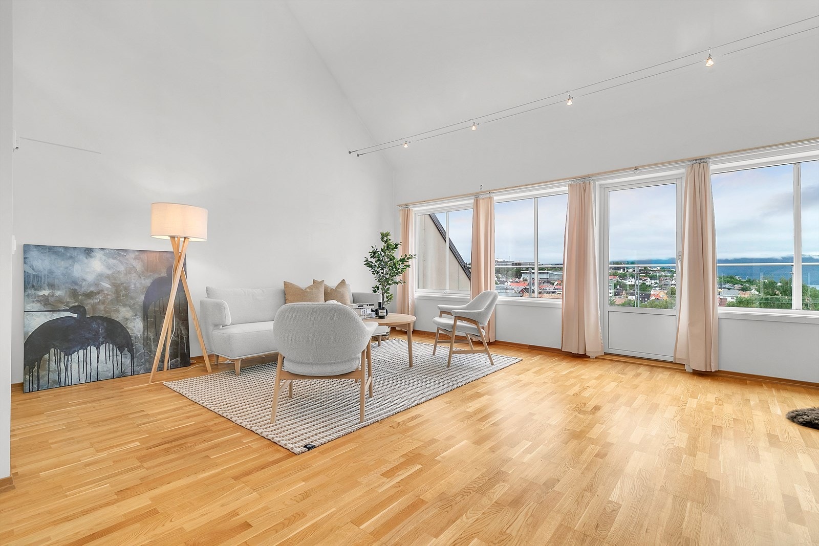 Stor stue med gode møbleringsmuligheter - Flott utsikt fra leiligheten! Galleribilde
