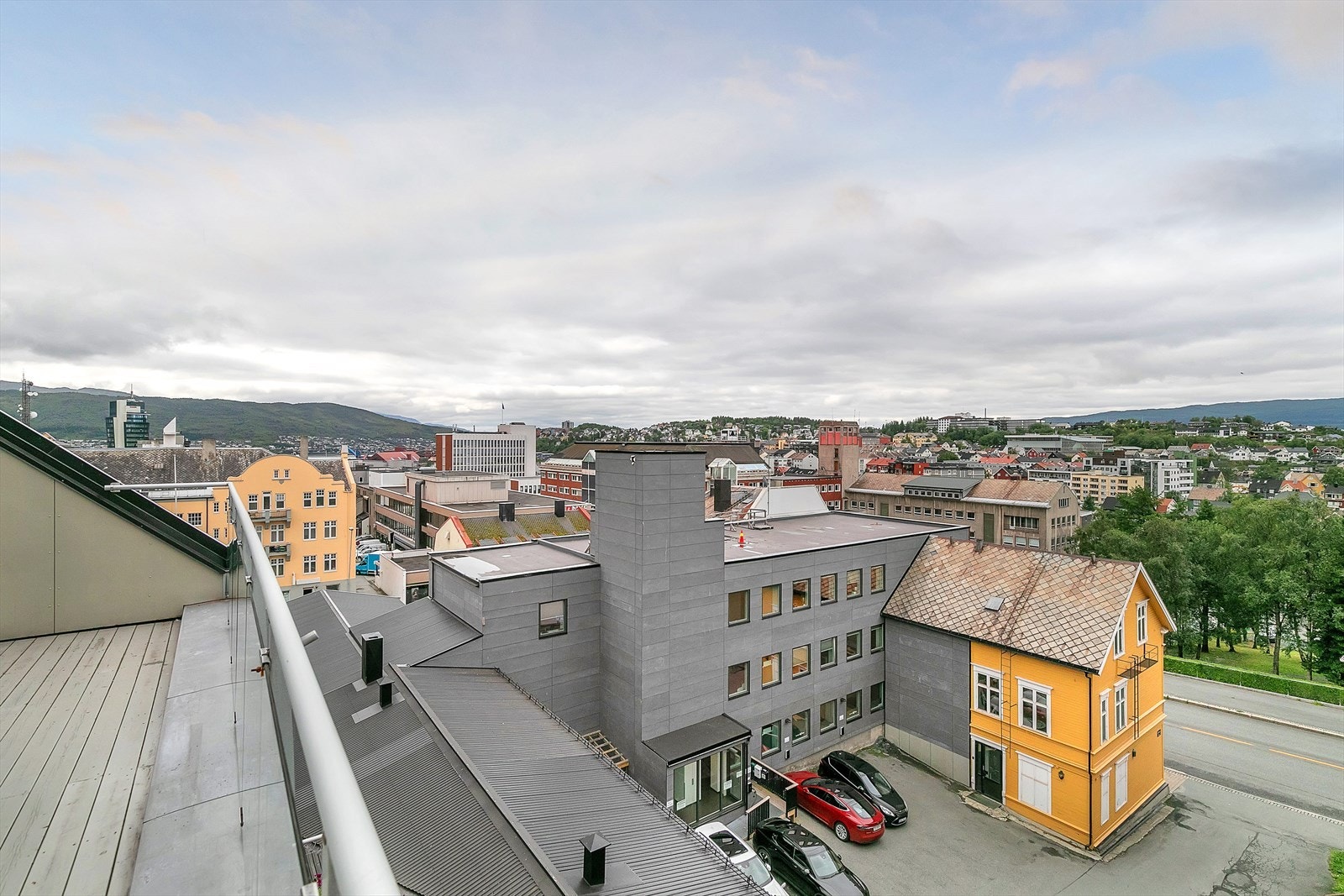 Solrikt og god utsikt fra terrassen Galleribilde
