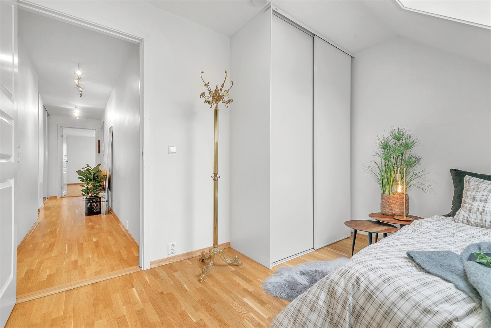 Soverom 2 med skyvedørsgarderobe Galleribilde