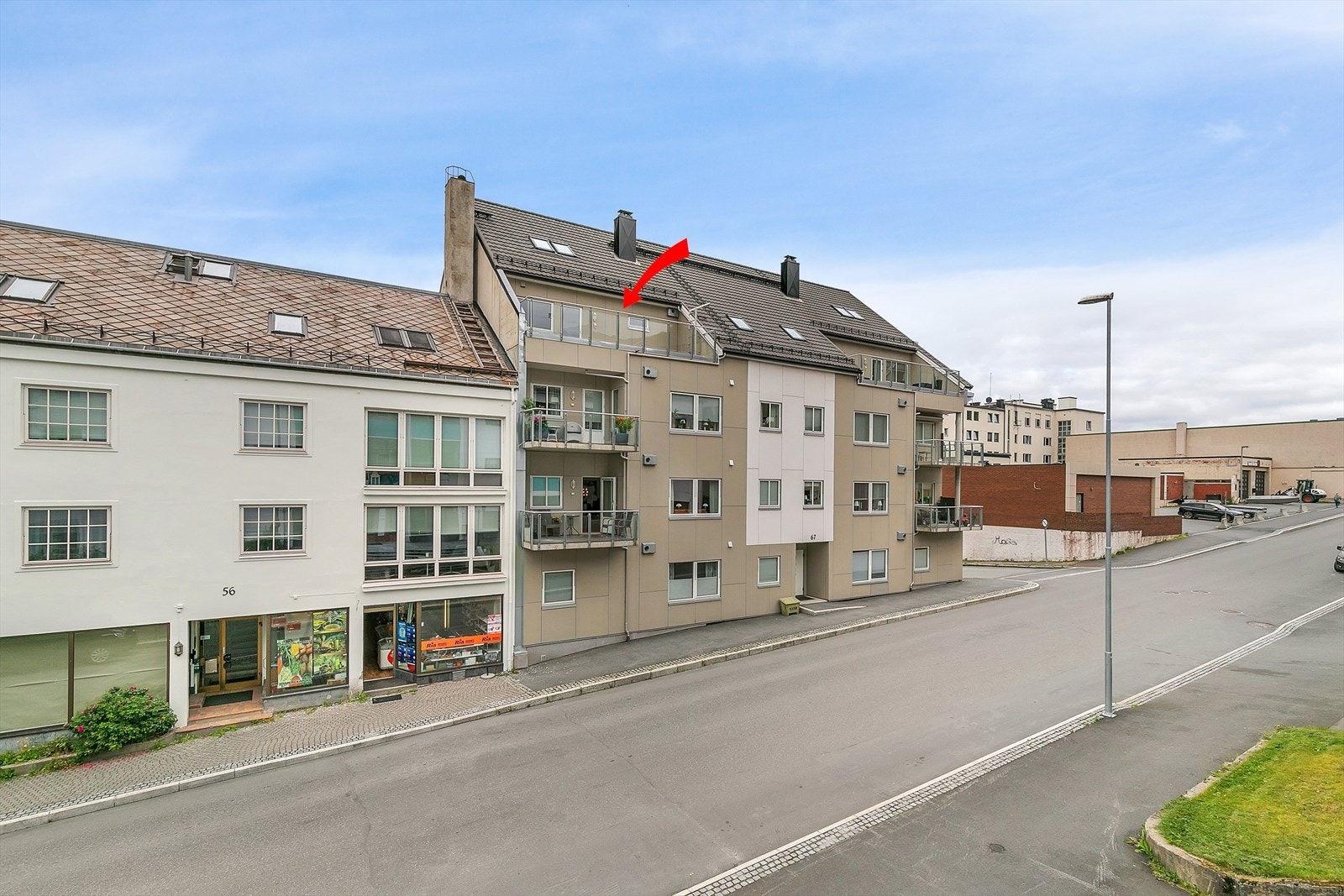Leiligheten ligger i 4. etasje i denne boligblokka fra 2012 Galleribilde