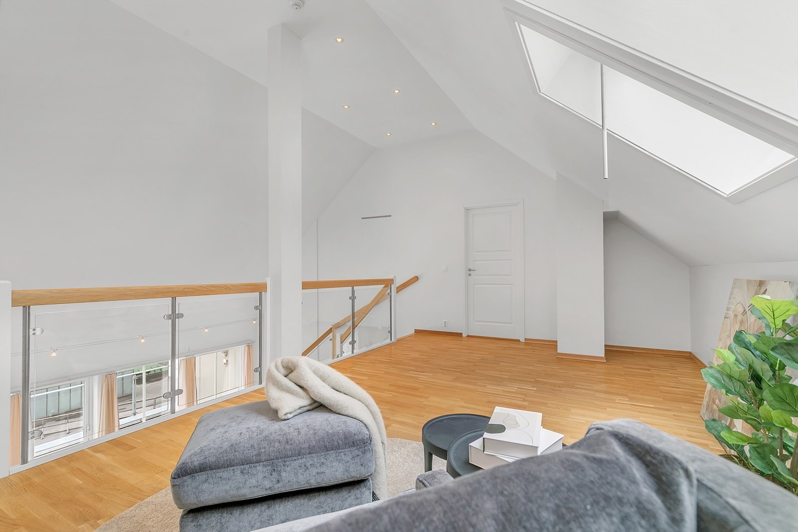 I tillegg til det store bodarealet med adkomst fra mesaninen! Galleribilde
