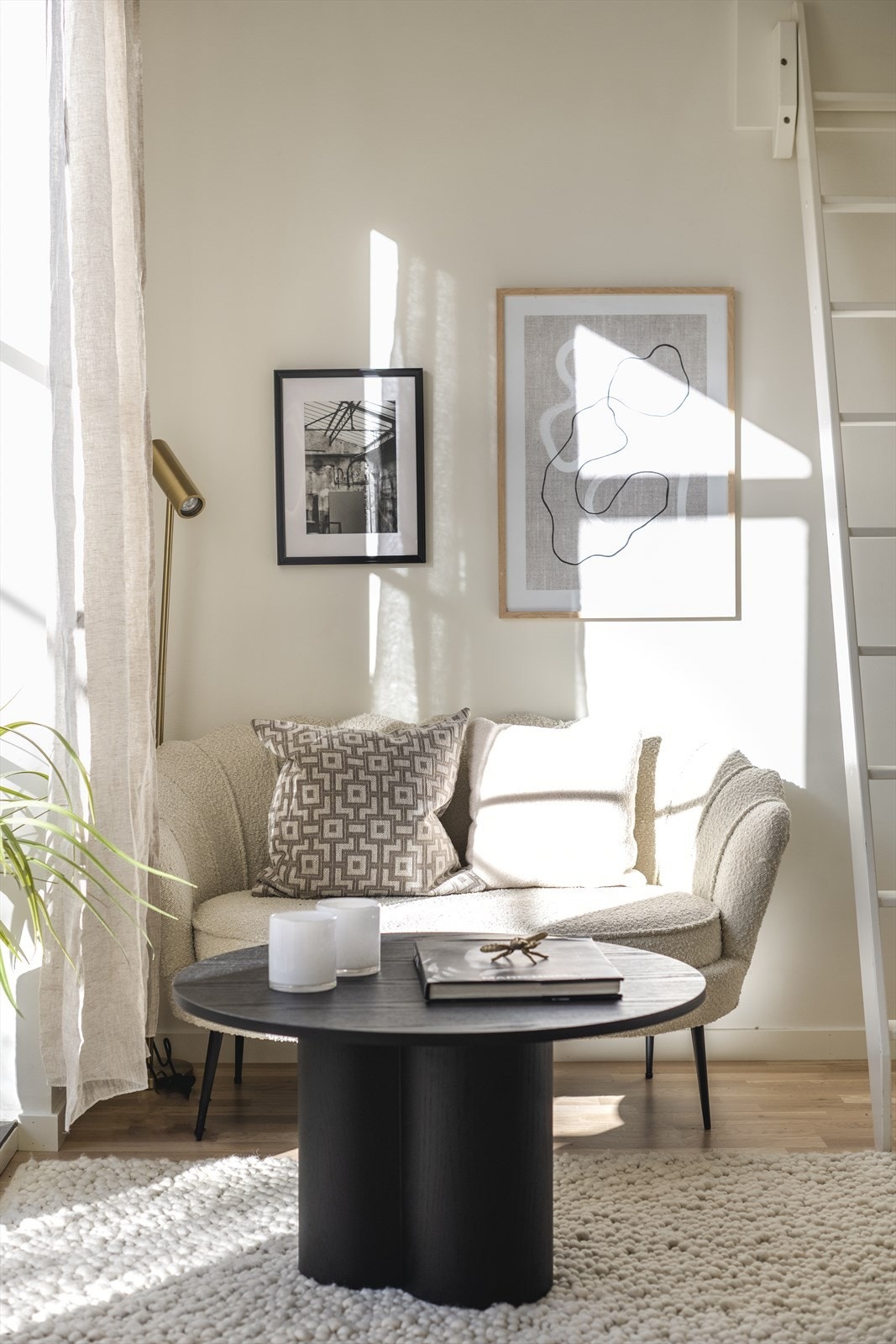 Det er nylagt parkett fra 2024 i leiligheten kjøkken og entré. Galleribilde