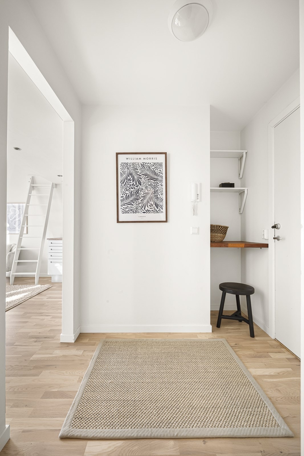 Åpen entré med god plass til å henge fra seg både sko og jakker. Galleribilde