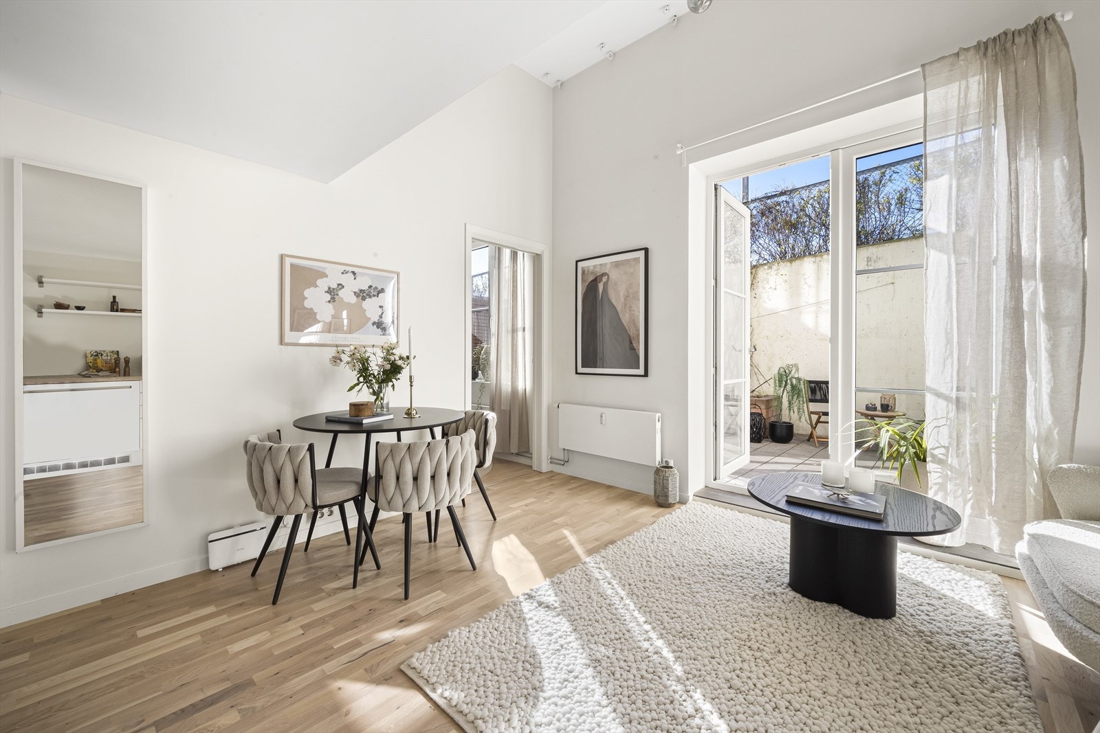 Leiligheten har en åpen og luftig planløsning med åpen kjøkken/stueløsning hvor det er direkte adgang til flere av leilighetens gode kvaliteter. Galleribilde