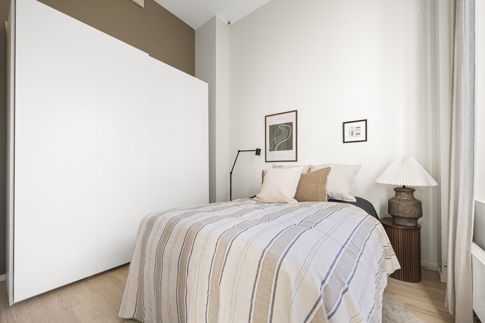 Det er plass til dobbeltseng og tilhørende møblement. Soverommet er malt i en behagelig og lun farge som komplimenterer resten av leilighetens fargepalett Galleribilde