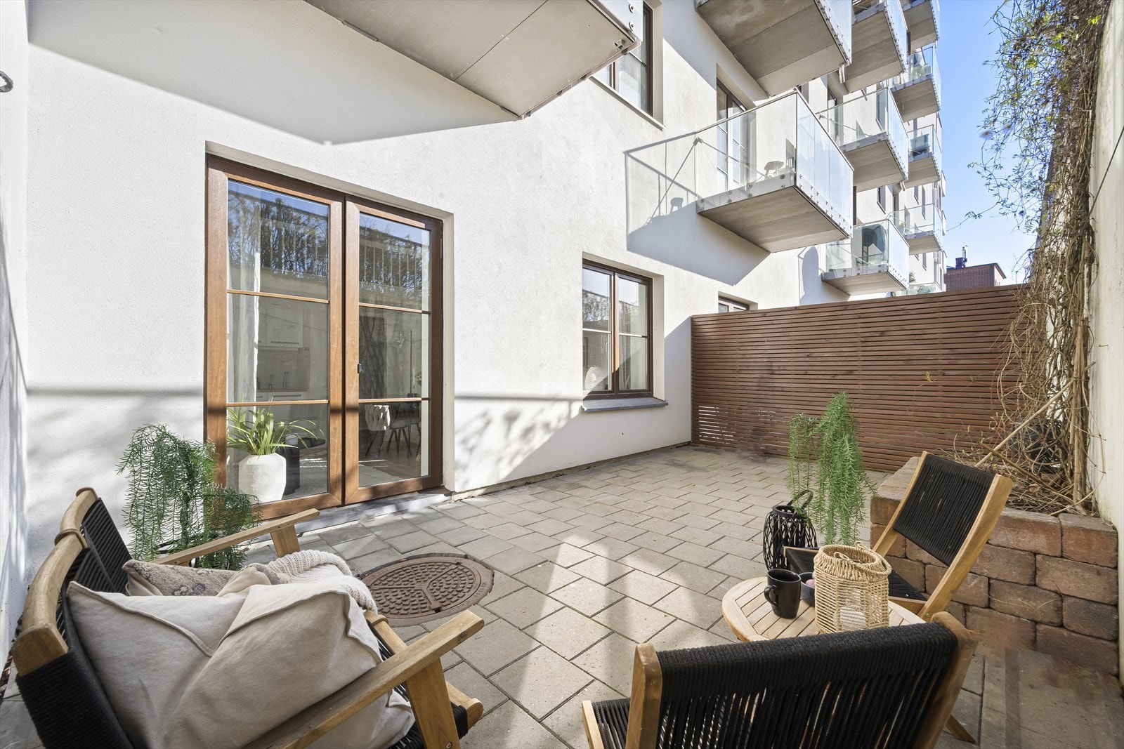 Steinbelagt uteplass med et areal på ca. 25 m² som gir gode muligheter til møblering og hyggelig dekorering av planter og blomster. Galleribilde