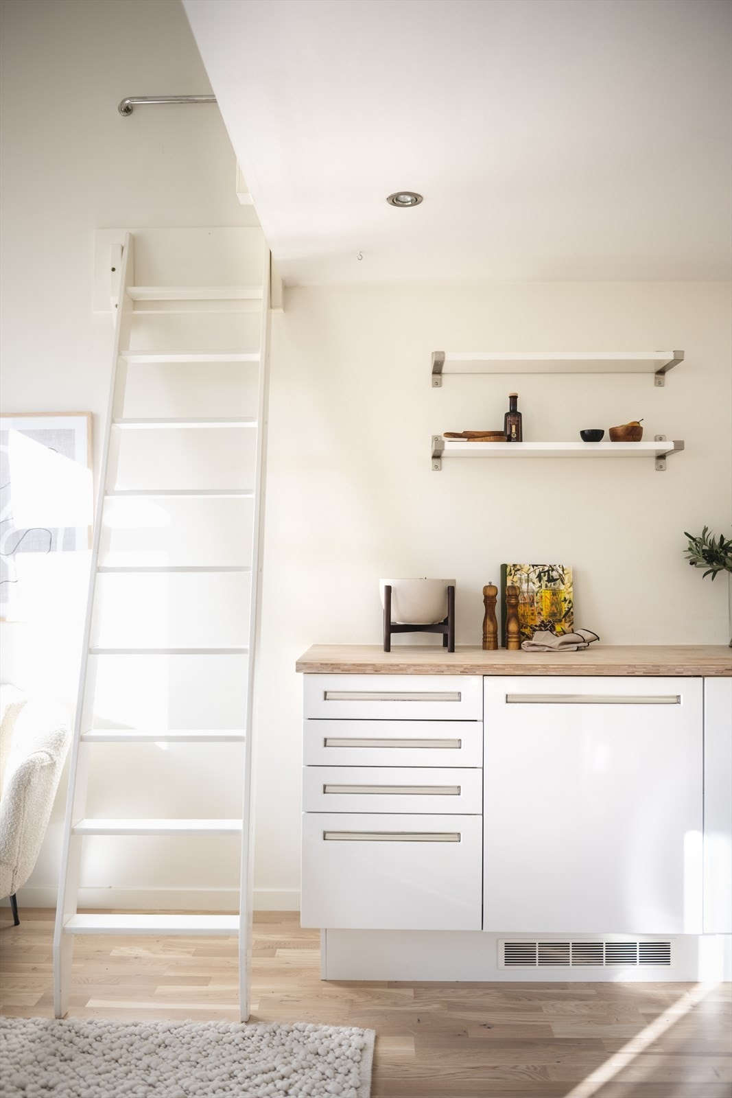 I tillegg til separat soverom, disponerer leiligheten en ekstra hems. Galleribilde