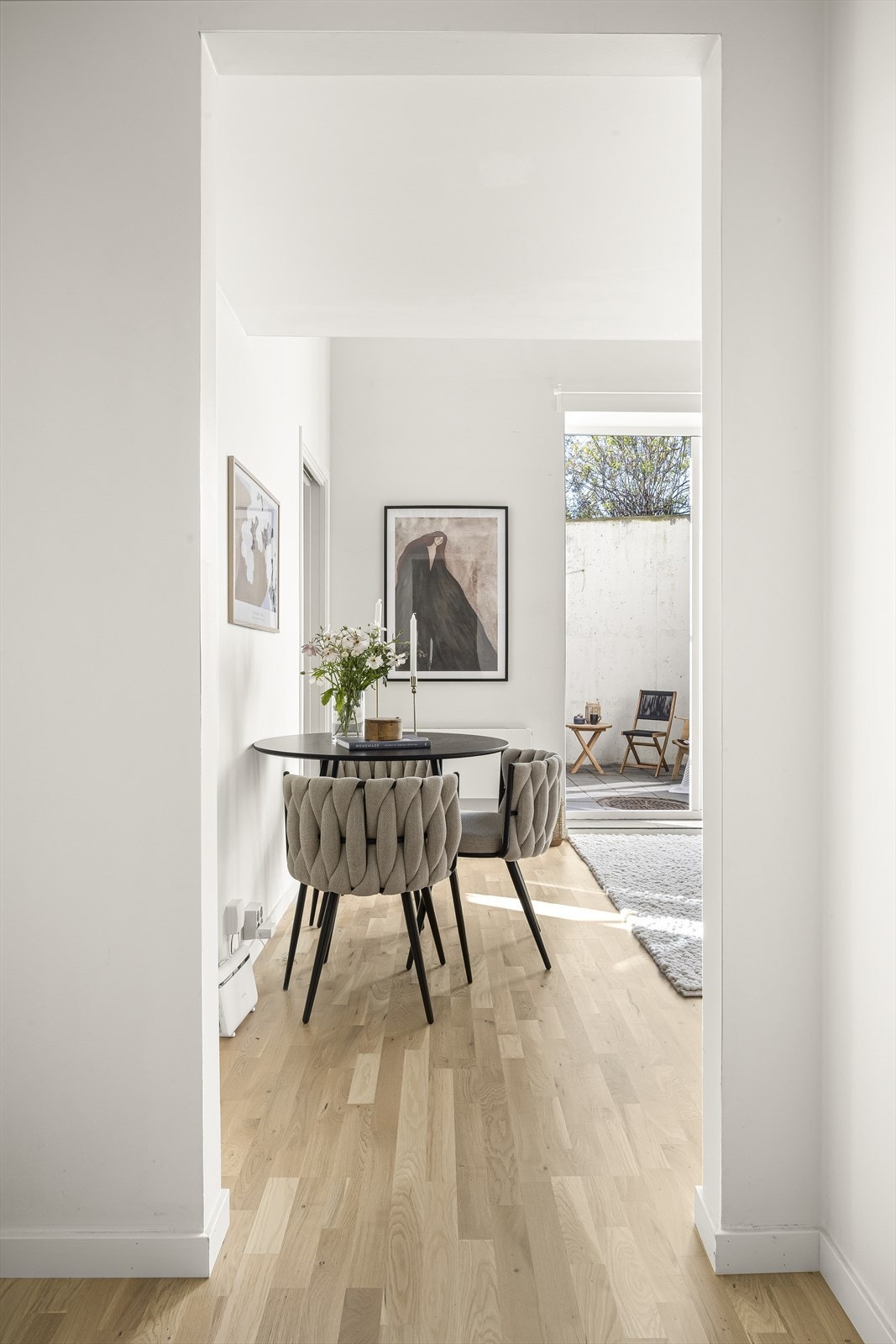 Sameiet deler totalt 5 gjesteparkeringsplasser med to andre sameier og har forkjøpsrett til Rodelunden Garasjelag med i alt 60 parkeringsplasser. Galleribilde