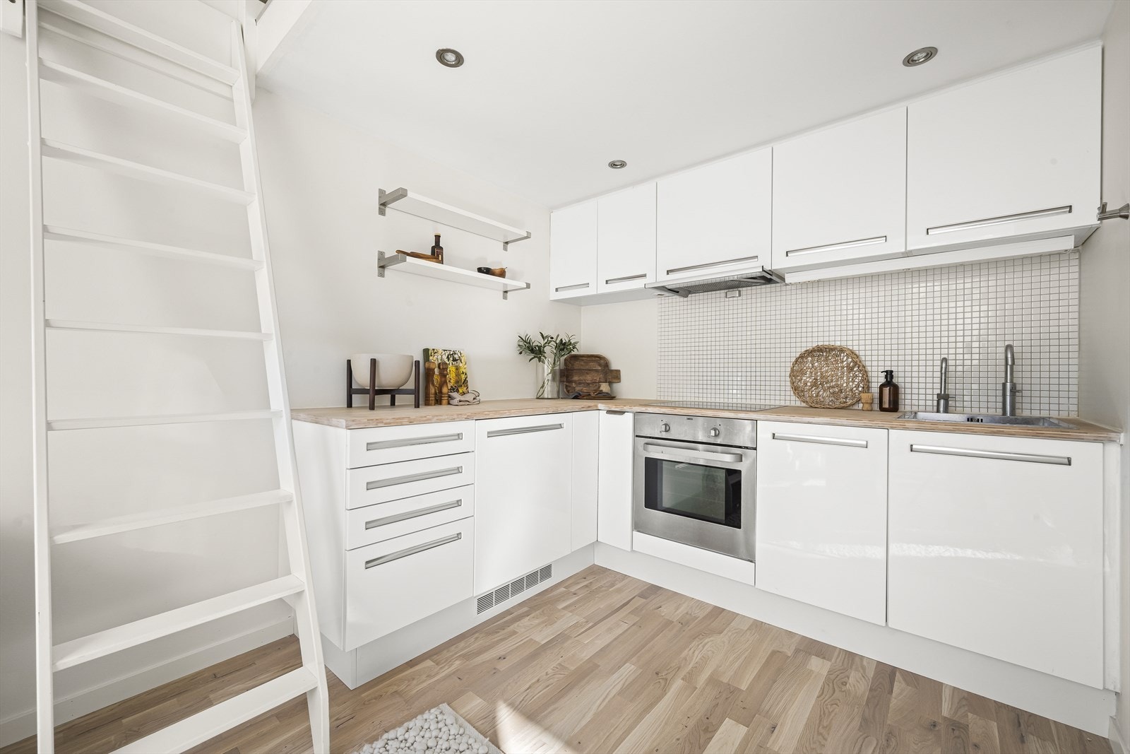 Moderne og tidløst kjøkken med god benkeplass og oppbevaringsmuligheter. Galleribilde