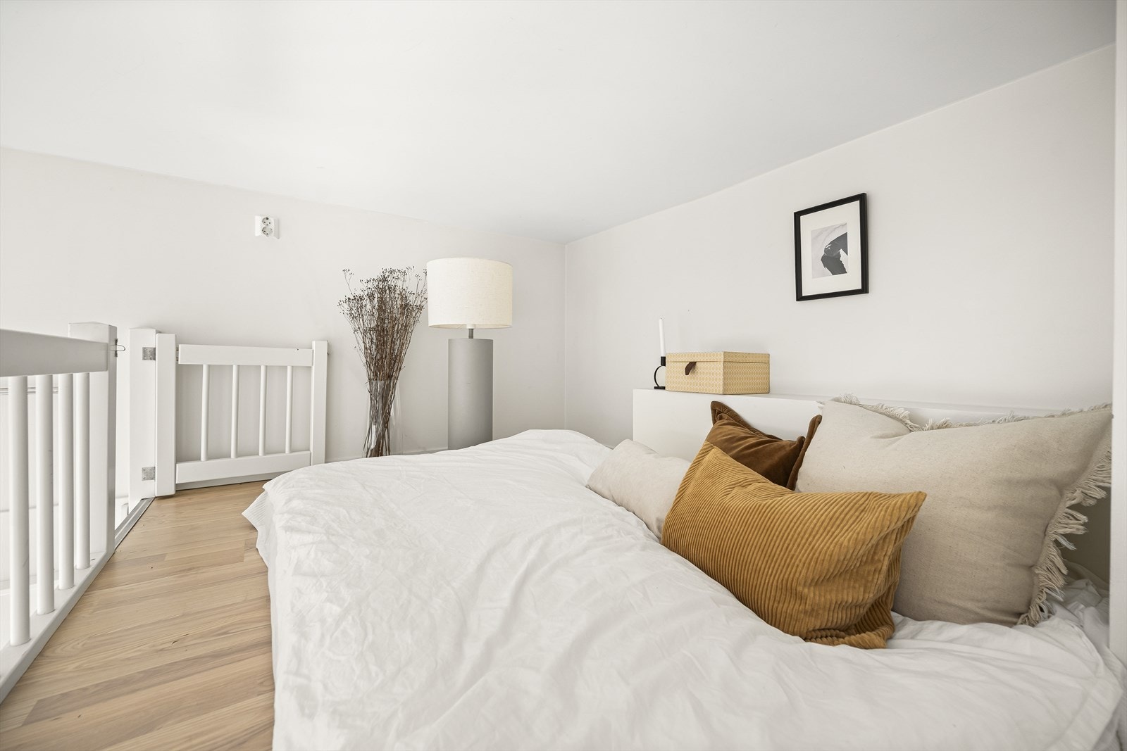 Her er det god plass til dobbeltseng og er et effektivt og praktisk gjesterom. Galleribilde