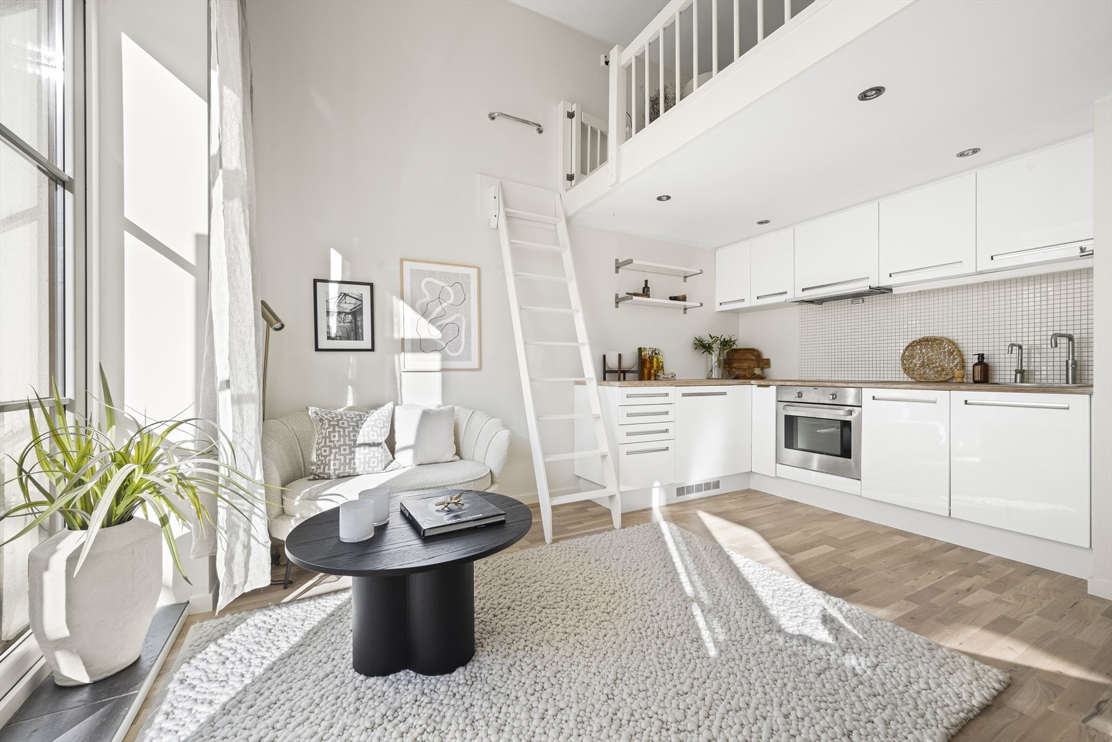 Takhøyde i leiligheten er målt til 3,63m. Galleribilde