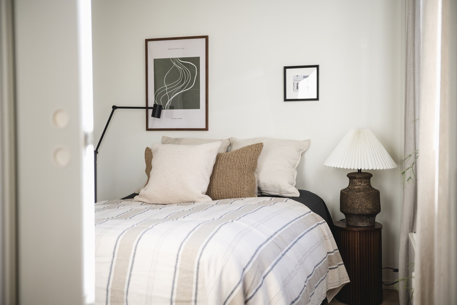 Soverommet er av generøs størrelse med rikelig oppbevaringsskap. Galleribilde