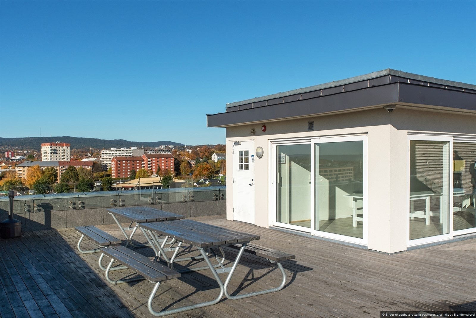 Sameiet tilbyr også en takterrasse som kan nytes av beboerne. Det er også et fellesrom som kan leies ved store anledninger. Galleribilde