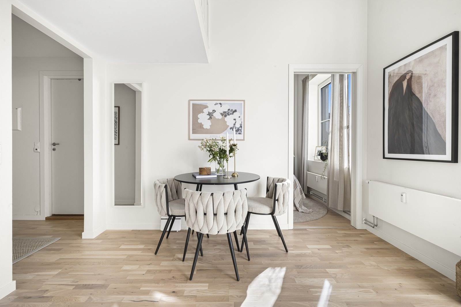 Leilighetens planløsning gir rom for god møblering med spisegruppe og sofagruppe i stuen. Galleribilde