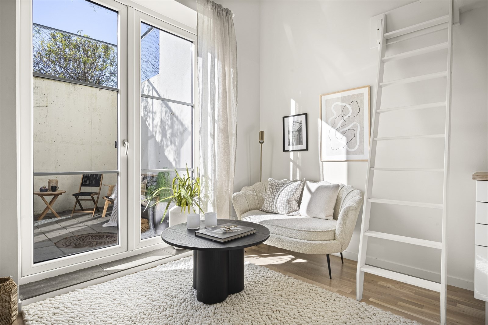 Fra stuen er det direkte adgang til leilighetens terrasse. Galleribilde