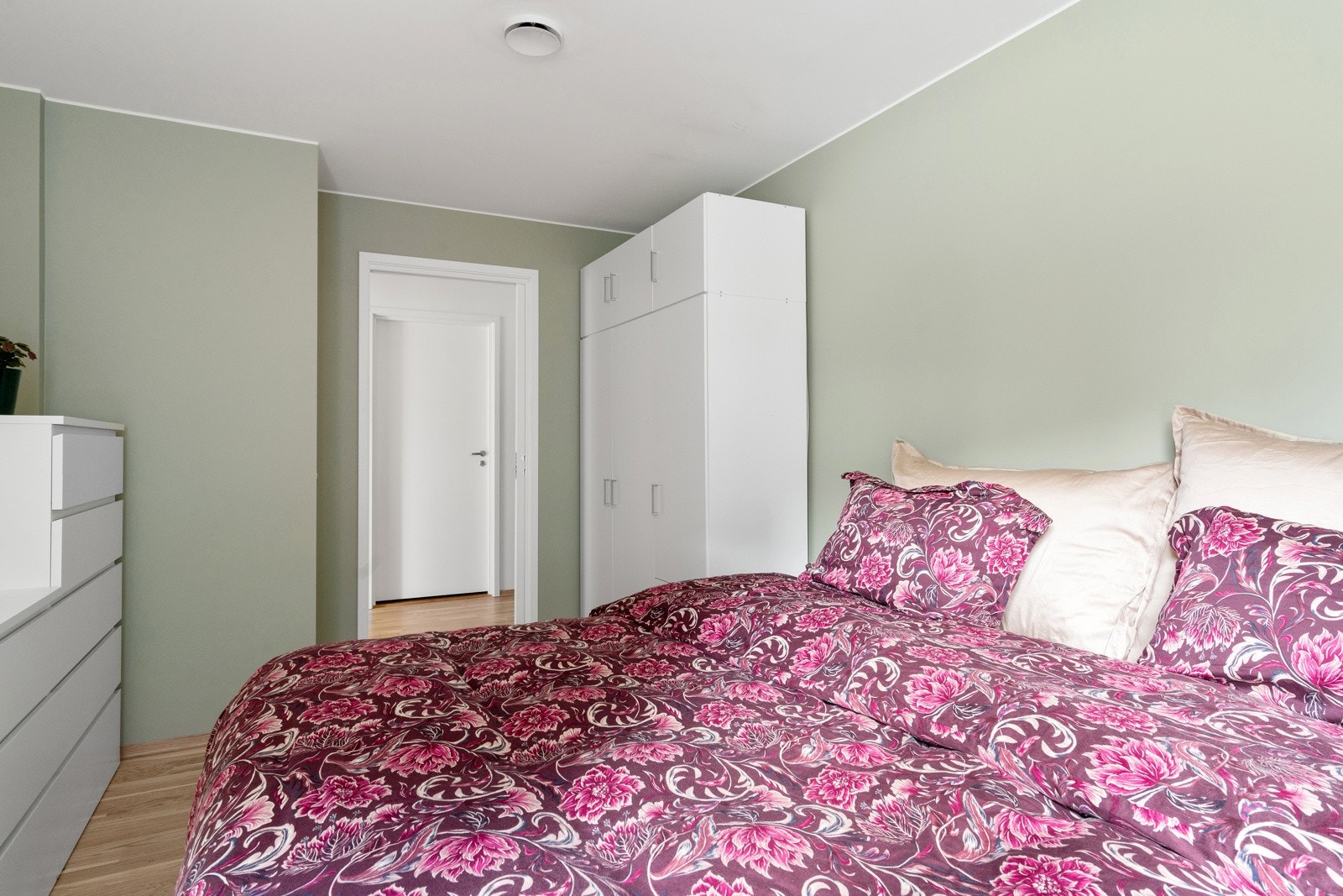 Fremstår lyst og luftig med god garderobeplass. Galleribilde