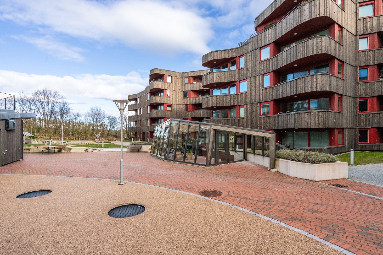 Tilhørende borettslaget følger blant annet 2 gjestehybler, felleslokaler og drivhus. Galleribilde