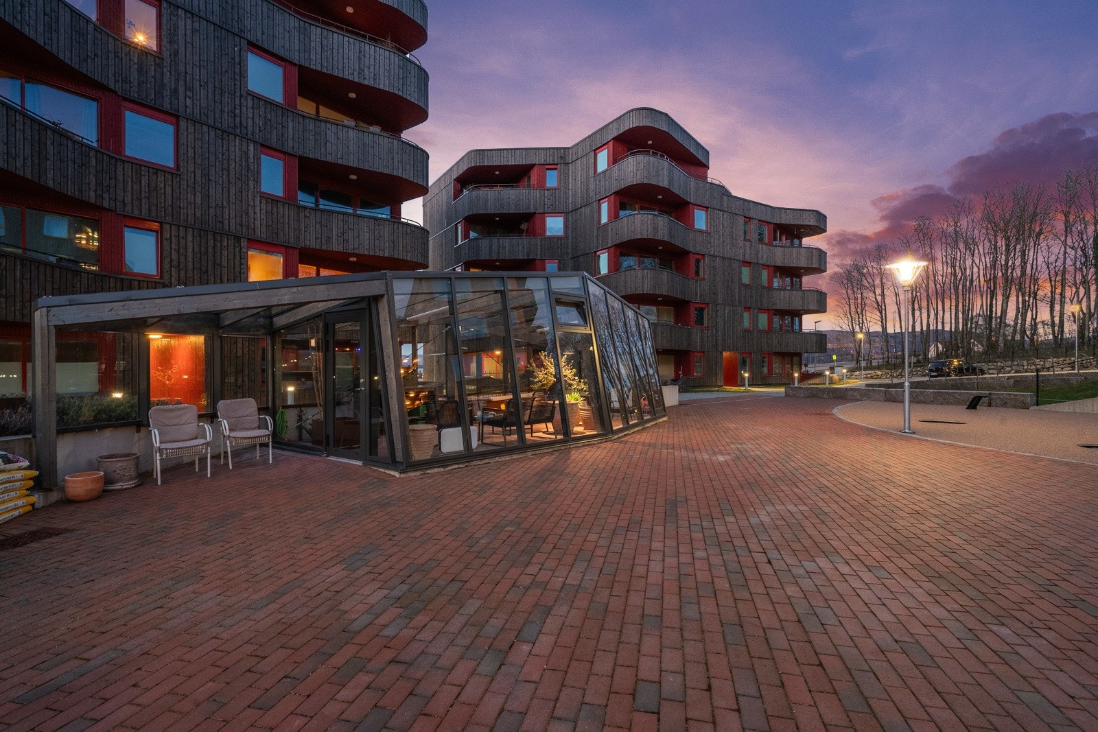 Det er flere dagligvarebutikker i nærområdet, blant annet Rema 1000 og Meny på Stadionparken, Kiwi samt Coop Mega på Gausel. Galleribilde