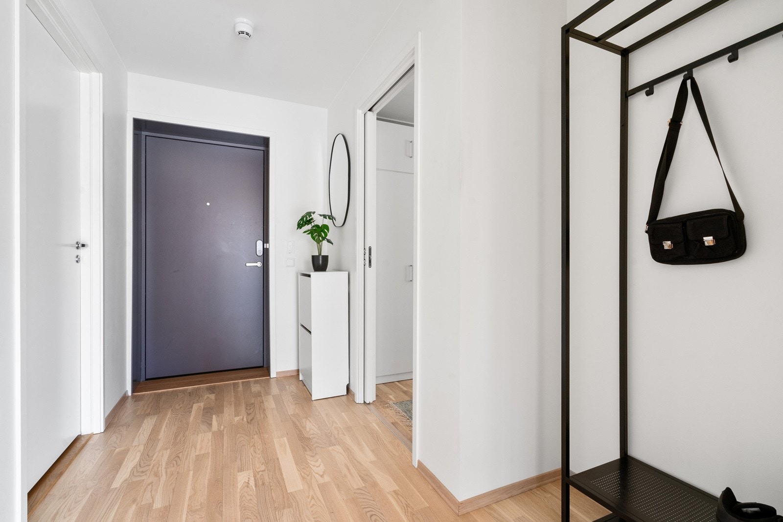 Romslig entré med god lagring for yttertøy! Galleribilde