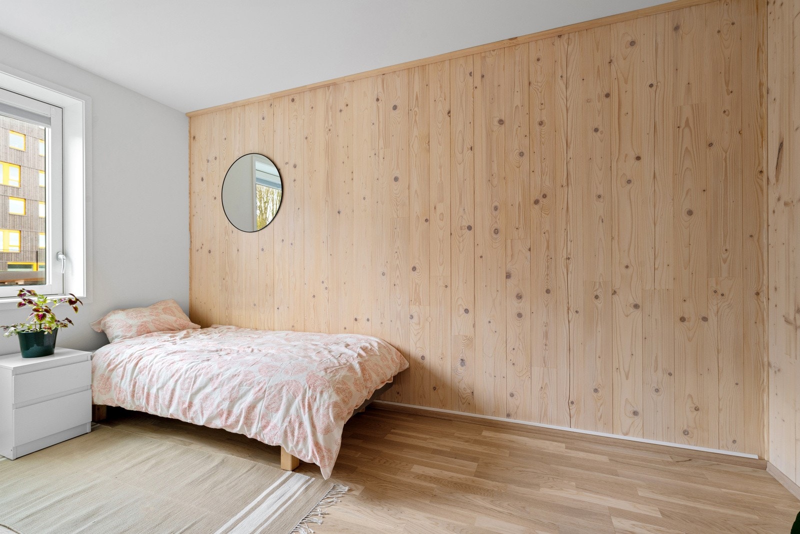 God plass til seng og gardrobe. Galleribilde