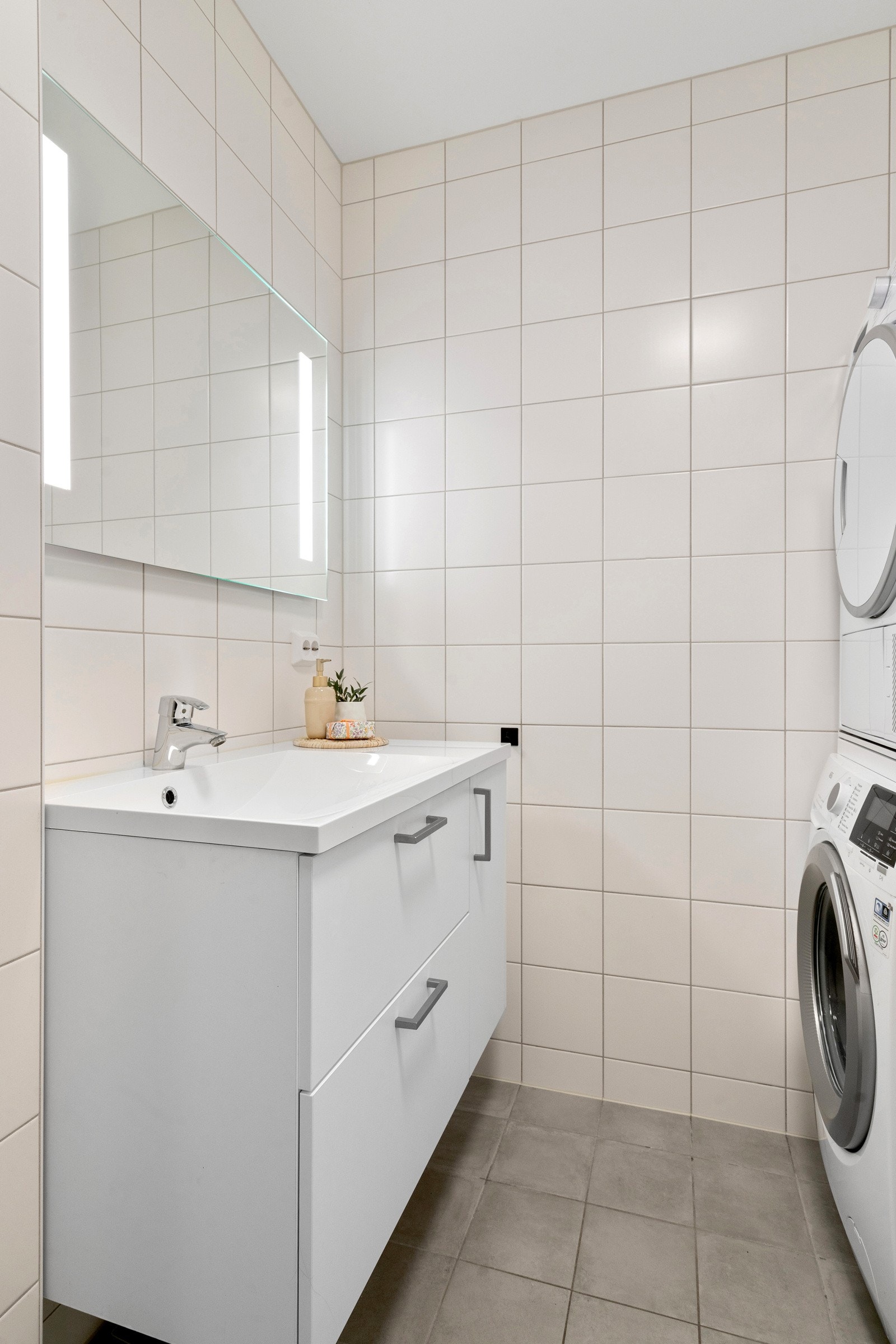 Vannbåren varme på bad, stue og i gangen. Balansert ventilasjon i hele leiligheten. Galleribilde