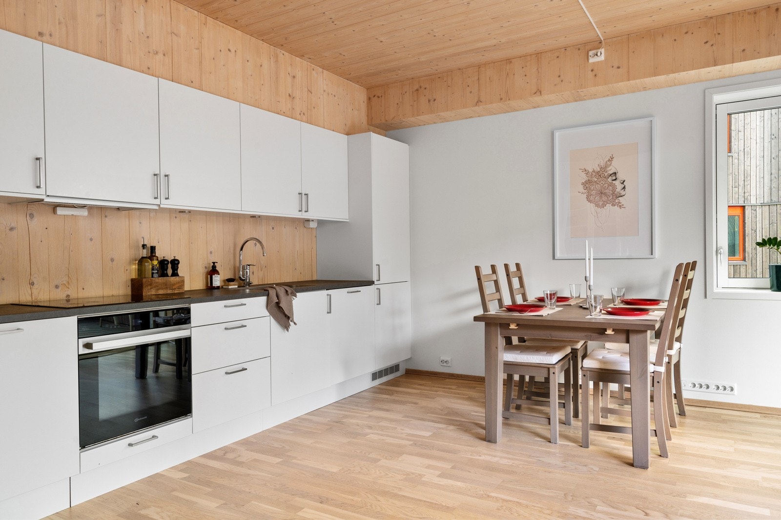 Kvalitetskjøkken med god skap- og benkeplass. Galleribilde