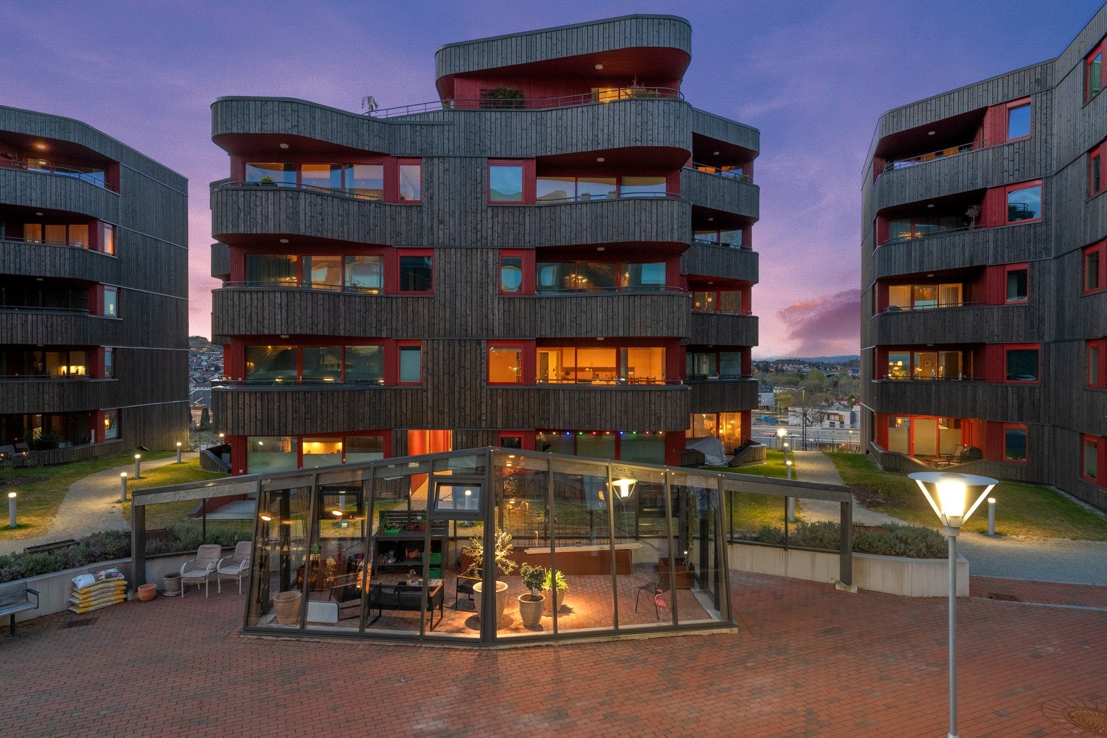 Gåavstand til Hinna Park eller treningsfasiliteter ved Hinna ungdomsskole. På sykkel er du få minutter unna badeplassen på Boganes, ikke er det langt til Møllebukta heller. Galleribilde