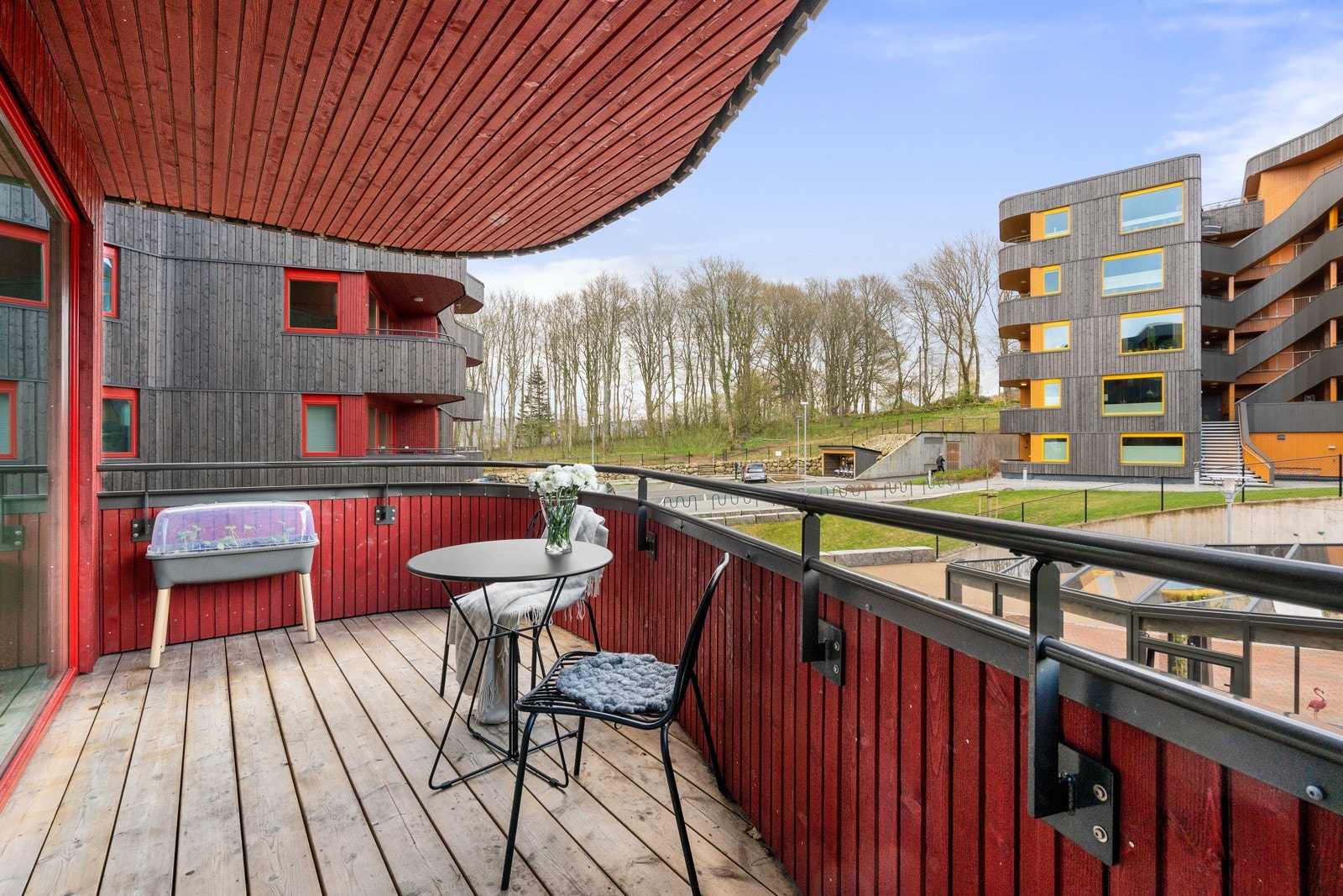 Utgang til skjermet og solrik balkong på 9 kvm. Galleribilde