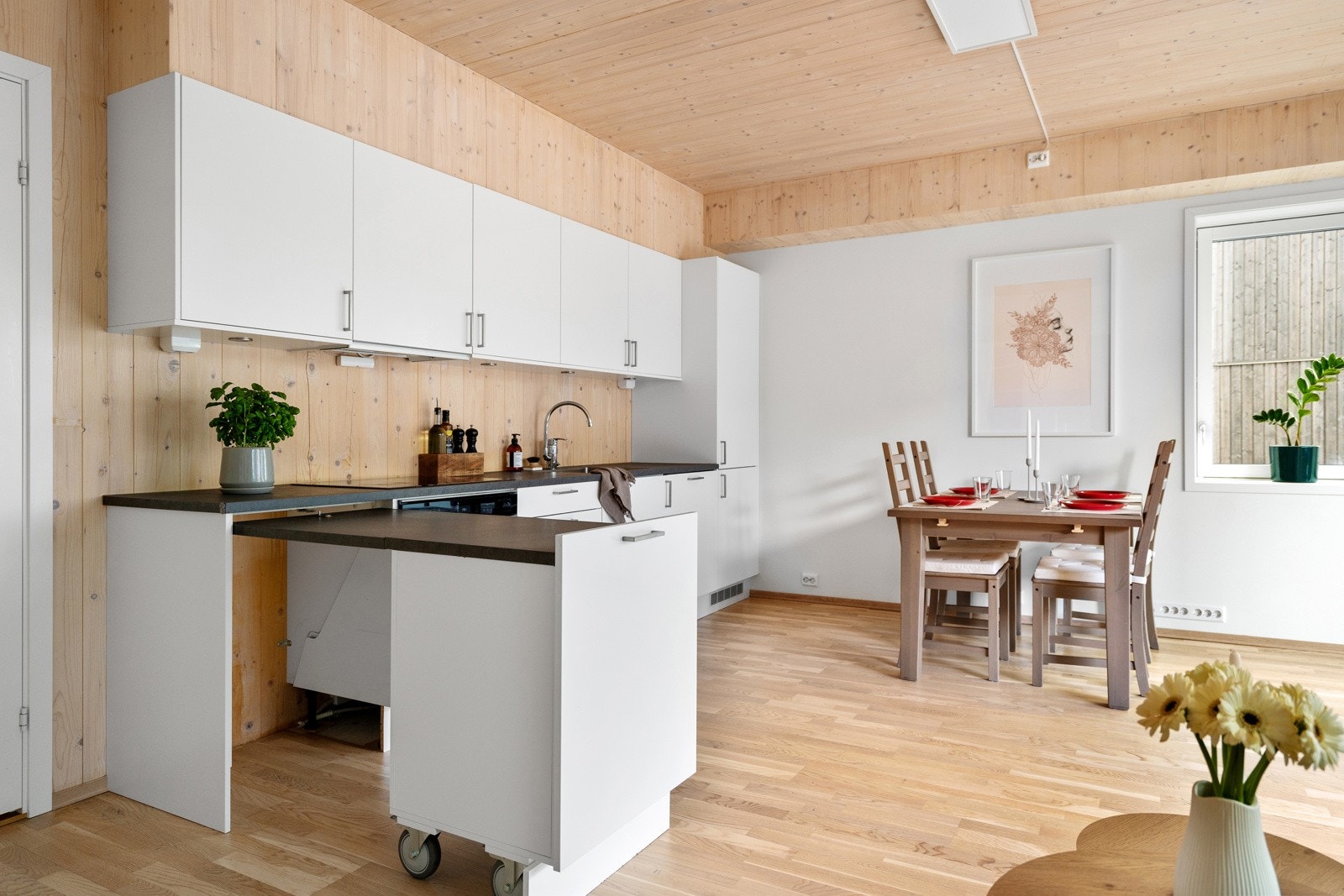 Utdragbar kjøkken for praktisk lagringsplass og ekstra benkeplass. Galleribilde