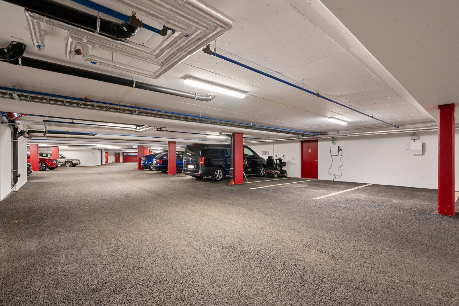 Parkering i kjeller med el-bil lader. Galleribilde
