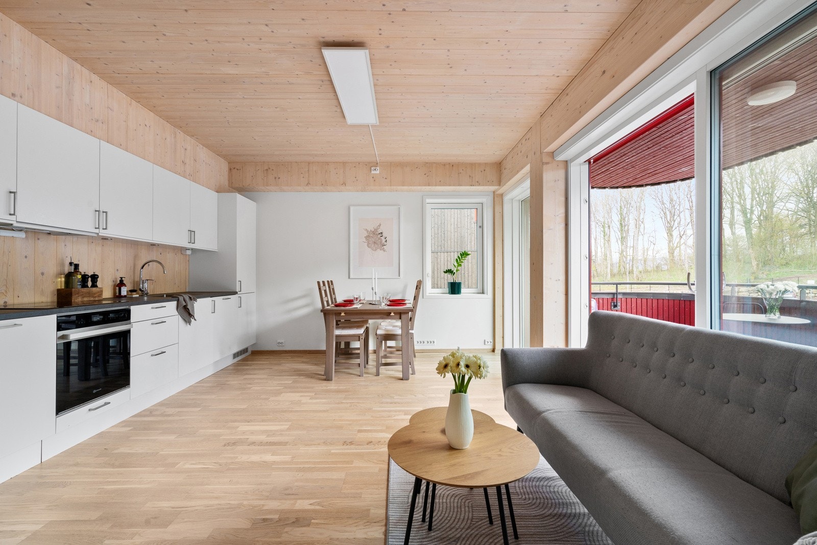 Leiligheten ligger i 2. etasje og inneholder: stue/kjøkken, 2 soverom, gang, bad. Galleribilde