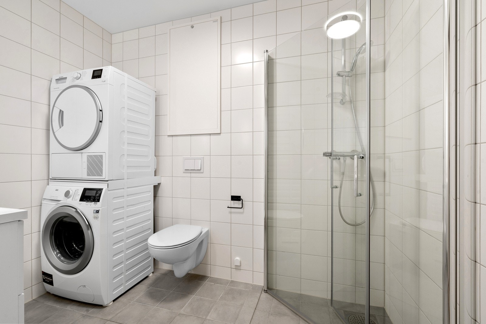 Lekker, flislagt bad med opplegg for vaskemaskin/tørketrommel. Galleribilde