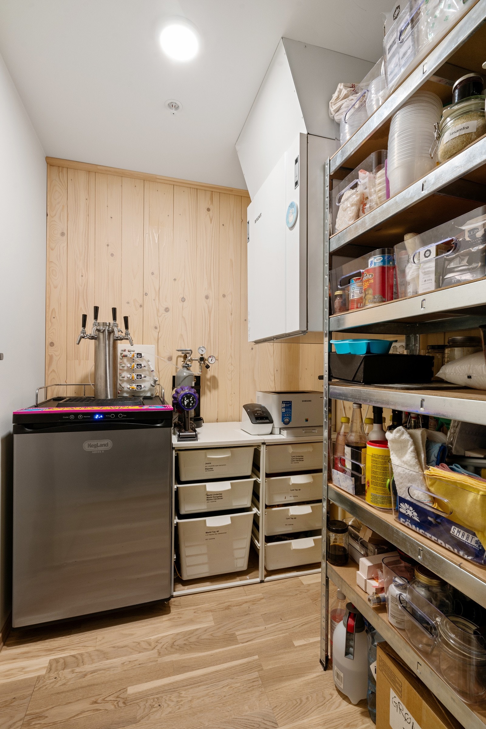 Praktisk innvendig lagring i bod på 3 kvm. Galleribilde