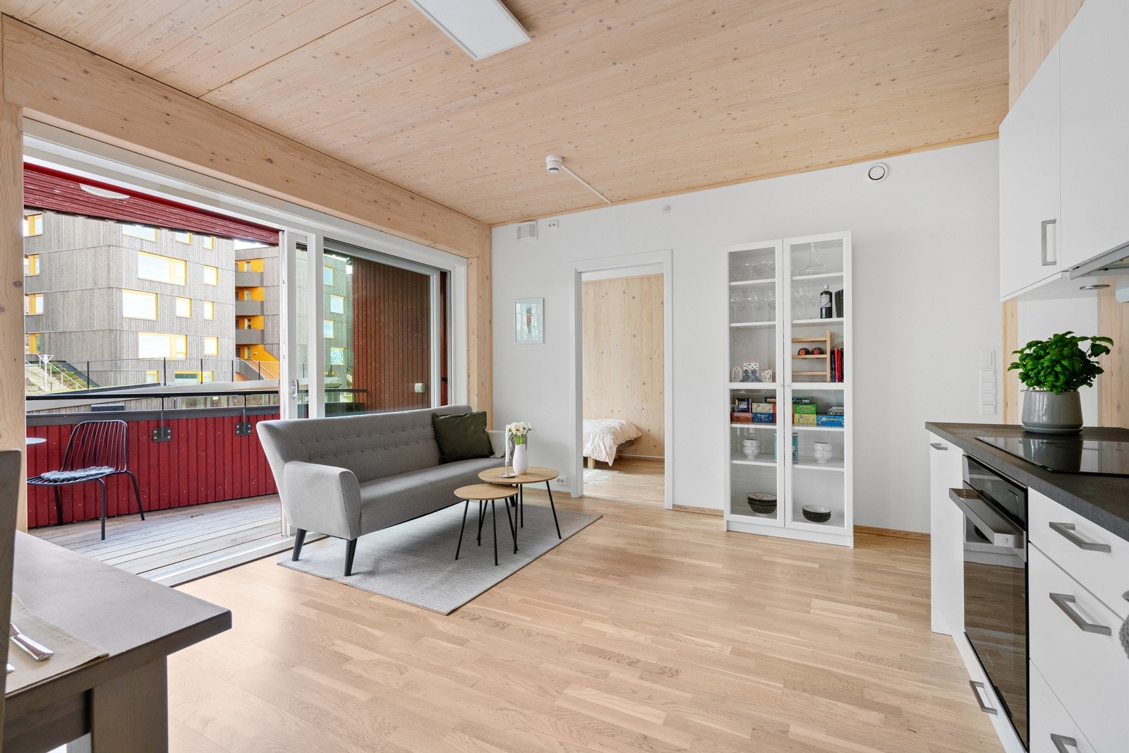 Svært praktisk planløsning og bra lysinnslipp fra store vindusflater. Takhøyde i stuen er 2,6m. Galleribilde