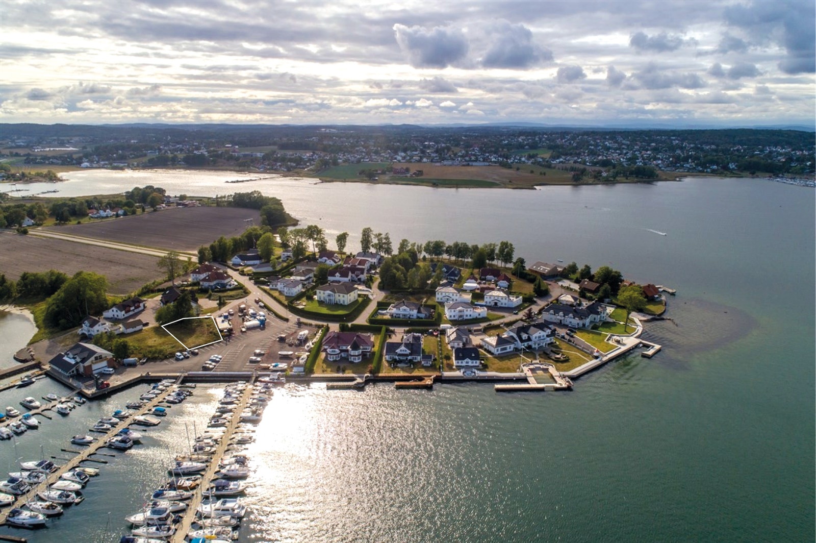 Kalvetangen er et av de desidert flotteste boligområdene i Vestfold. Ligger på en egen liten halvøy med sjø på tre sider og jorder på den fjerde siden. Galleribilde