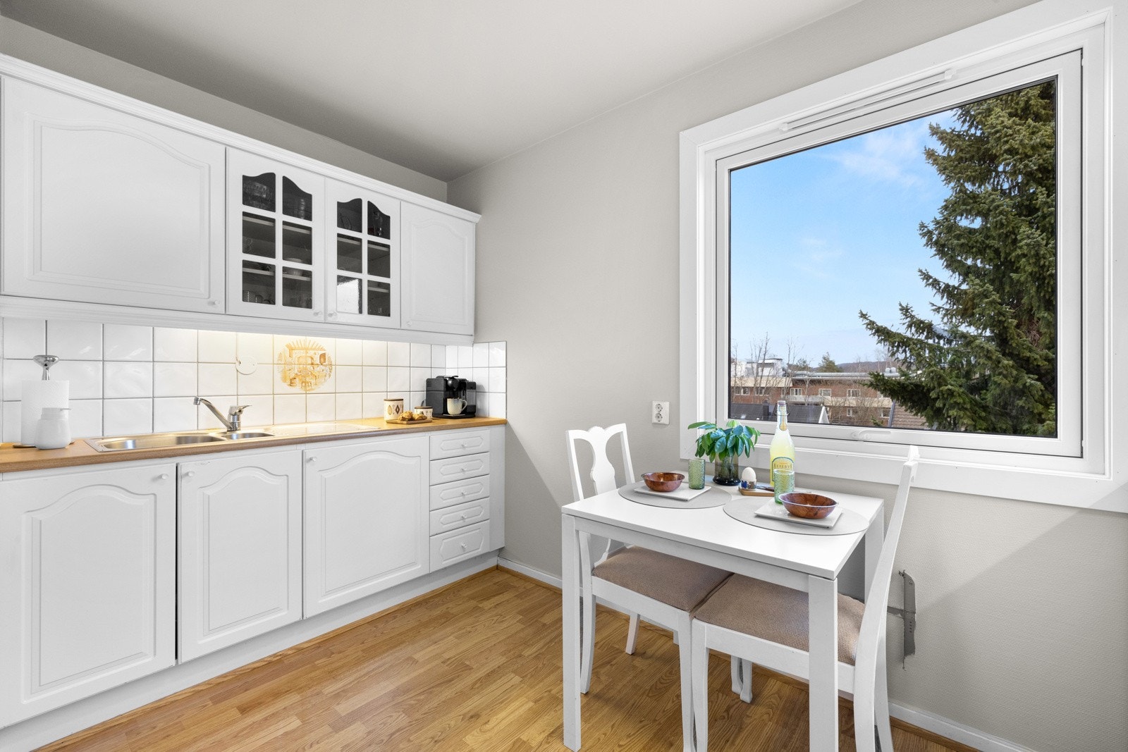 Kjøkkenet gir god plass til et spisebord. Galleribilde