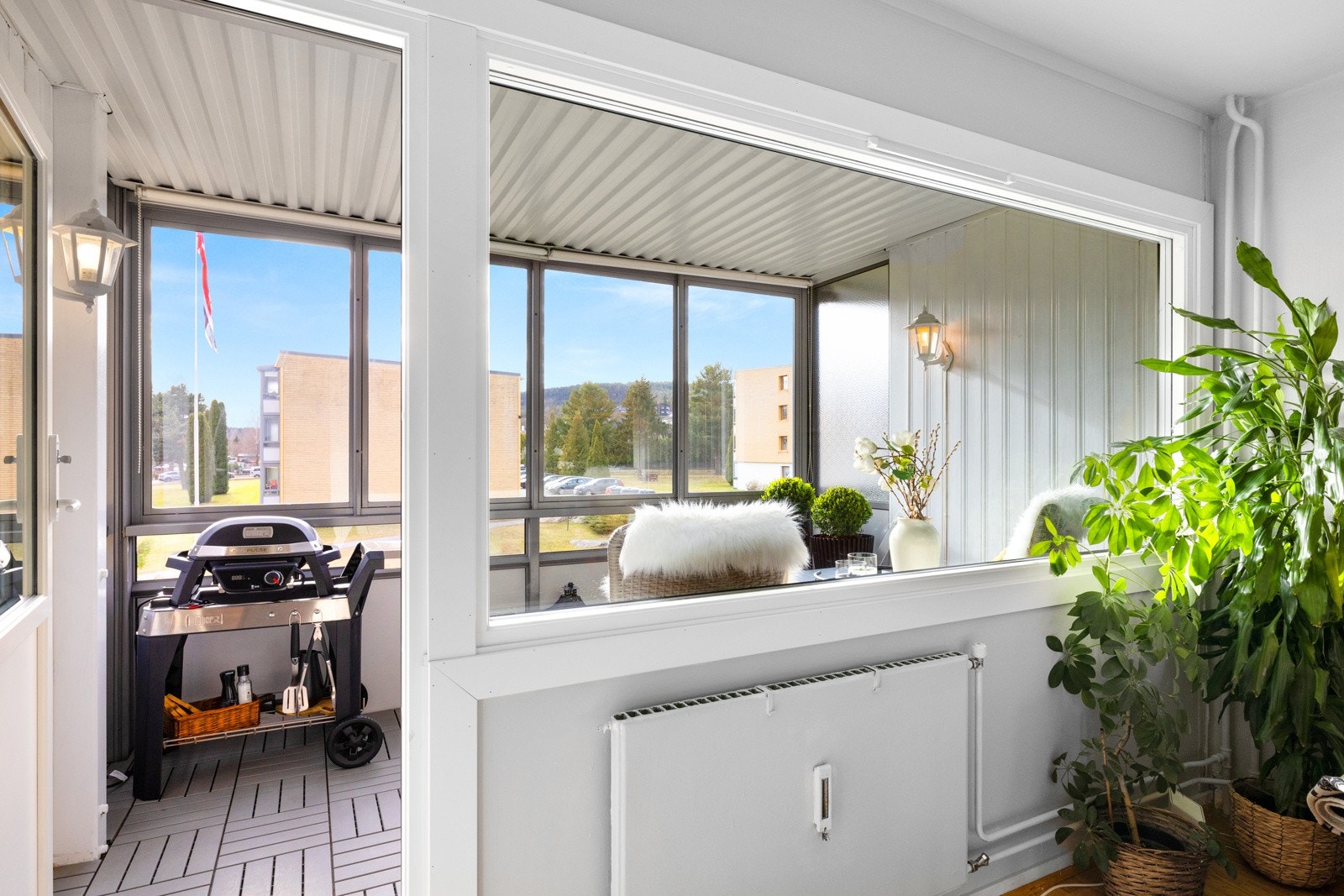 Fra stuen er det utgang til en romslig innglasset balkong på 7 kvm. Galleribilde