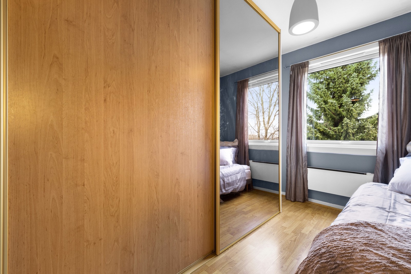 Videre finner du en romslig skyvedørsgarderobe. Galleribilde