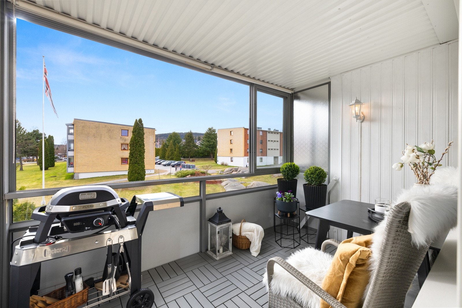 Innglassingen gjør at balkongen kan nytes i vinter som sommer. Galleribilde