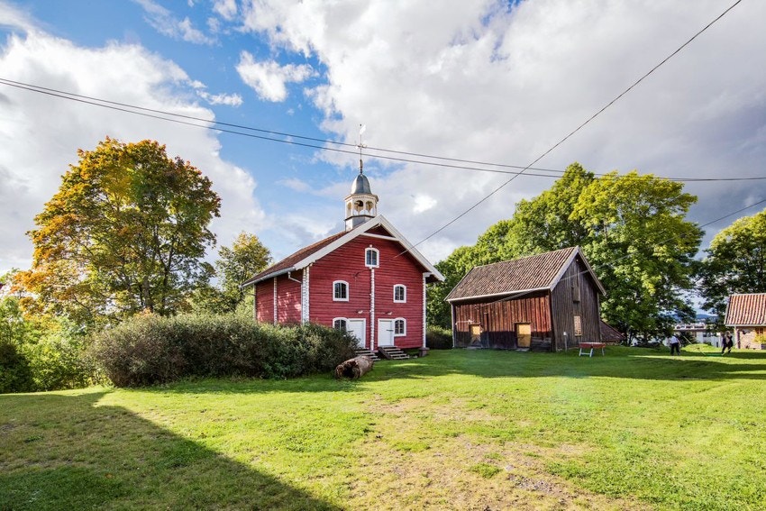 Tveten gård er et storslagent gårdsanlegg med de aller fleste av den gamle storgårdens bygninger bevart. Galleribilde