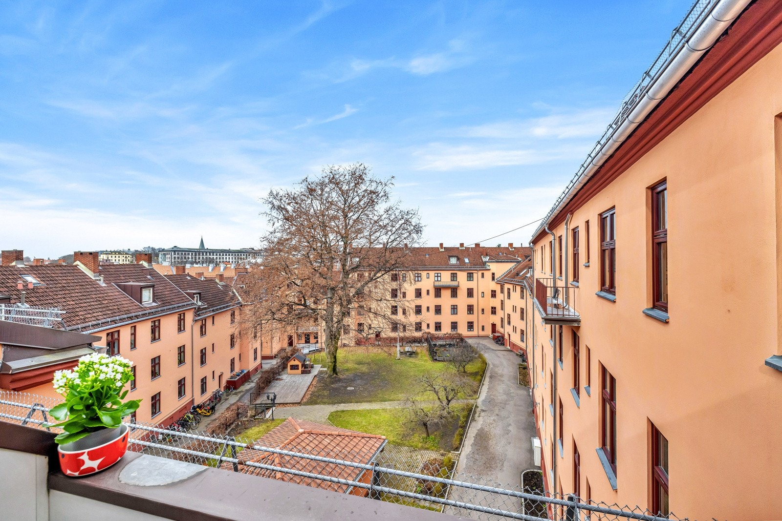 Til loftsetasjen er det en sydvestvendt balkong. Galleribilde