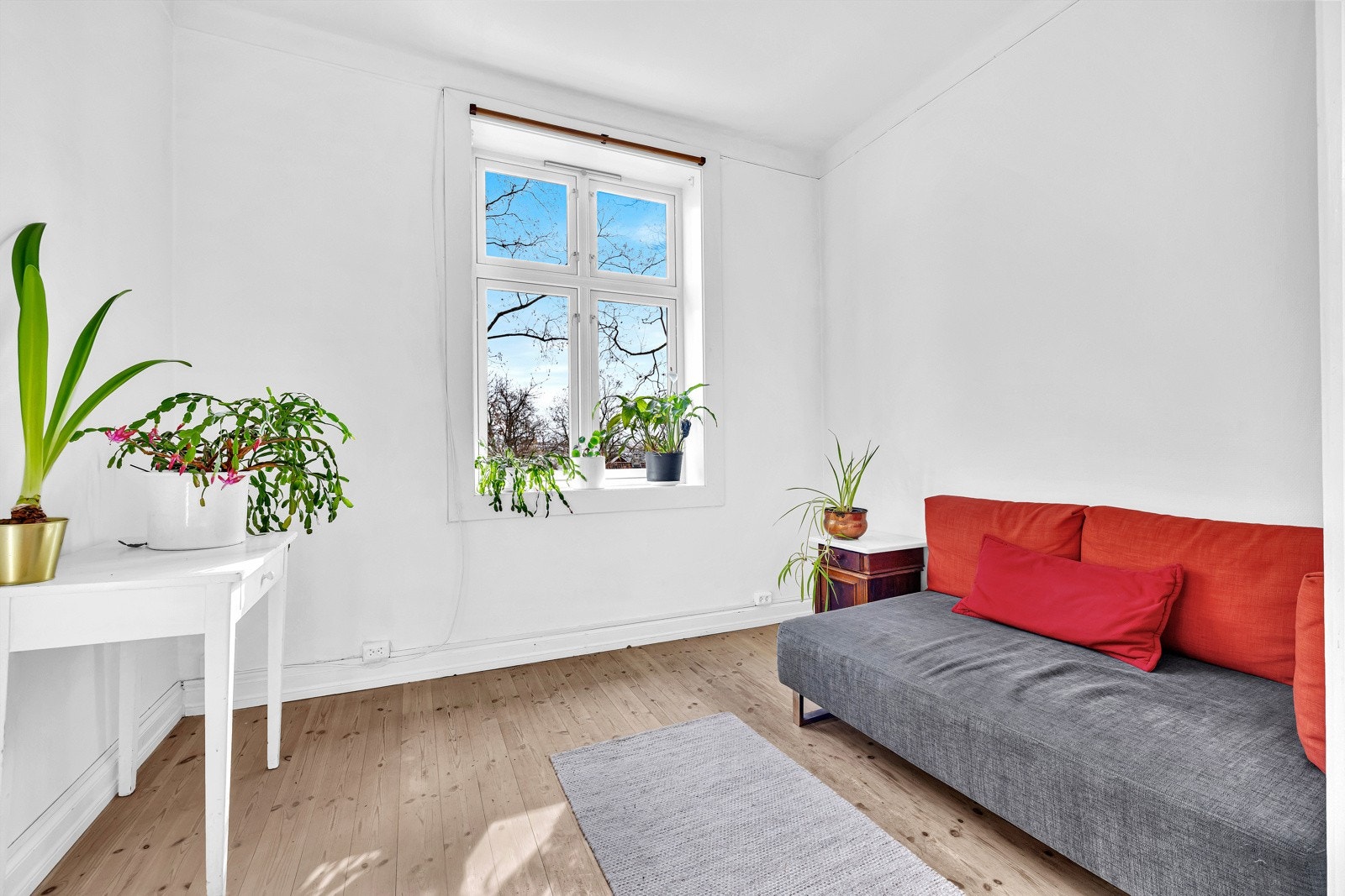 Ett av rommene i hovedetasjen kan fungere som både soverom og som tv-stue. Galleribilde