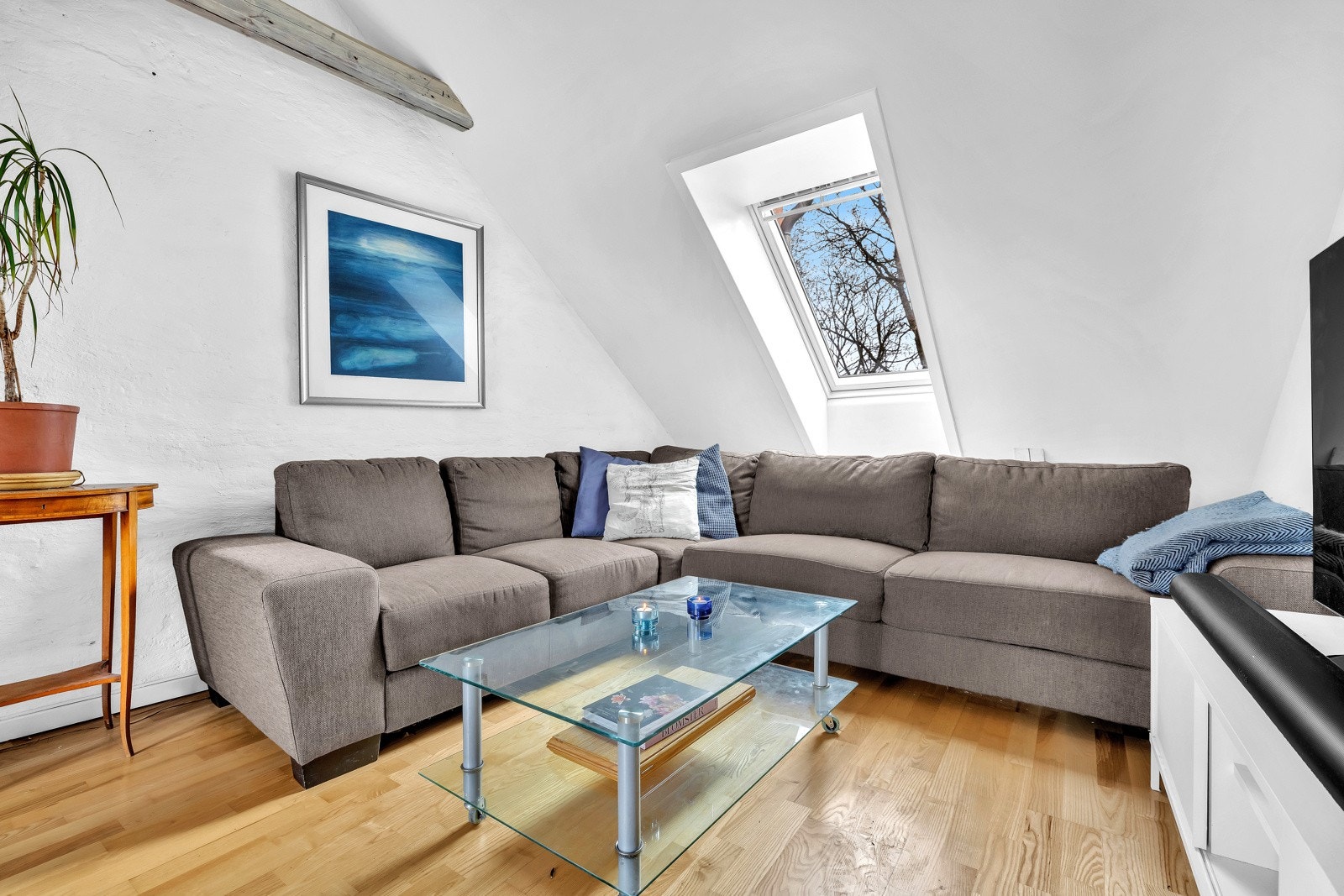I loftsetasjen har man en romslig loftsstue med takvindu. Galleribilde