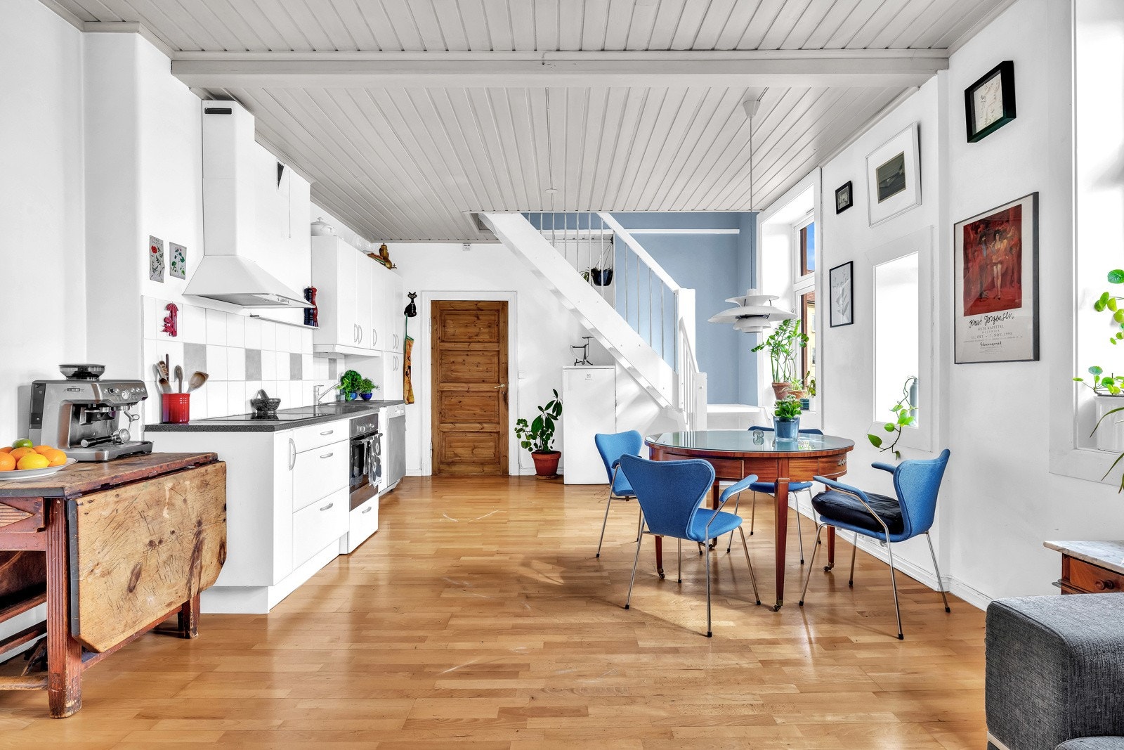 Store vindusflater slipper inn rikelig med naturlig dagslys. Galleribilde