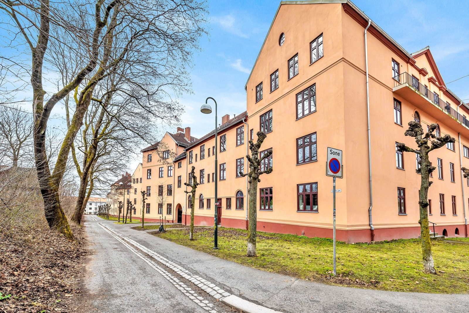 Leiligheten ligger i en klassisk bygård med mange flotte detaljer. Galleribilde
