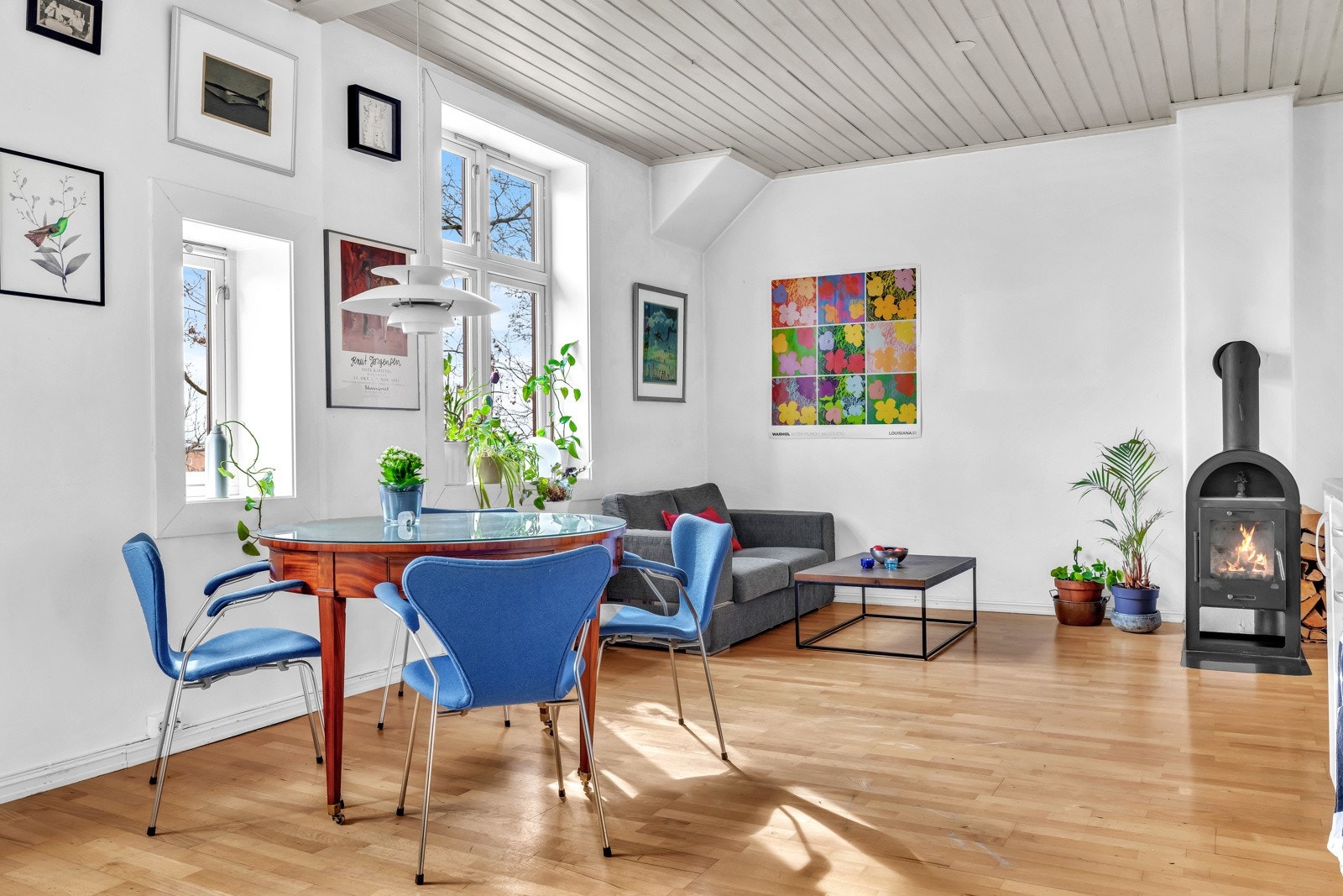 Stuen med den åpne kjøkkenløsningen fungerer som et naturlig samlingspunkt og "hjertet" i boligen. Galleribilde