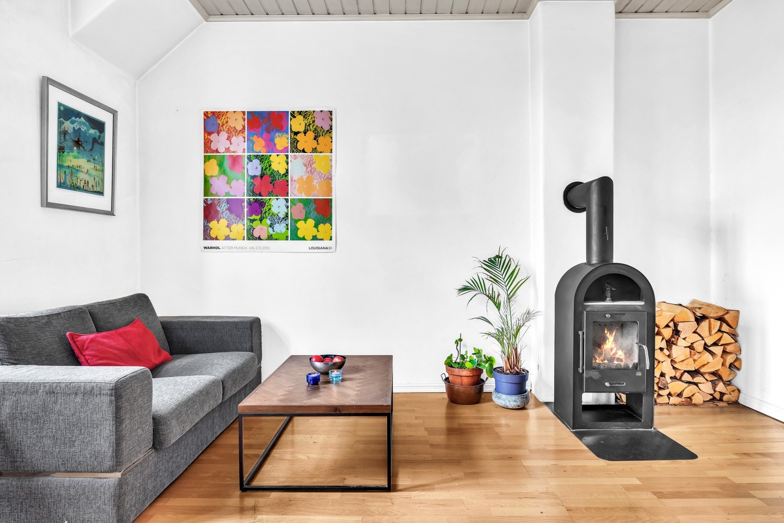 Det er montert peisovn i begge etasjene. Galleribilde
