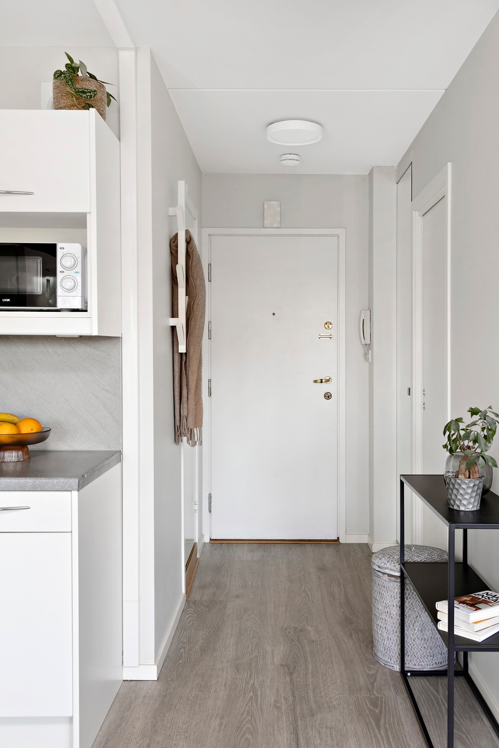Velkommen inn! Entreen er det første som møter deg når du kommer inn døren. Entreen er romslig med god plass til diverse møblement og innredning slik som knagger og konsollbord. Galleribilde