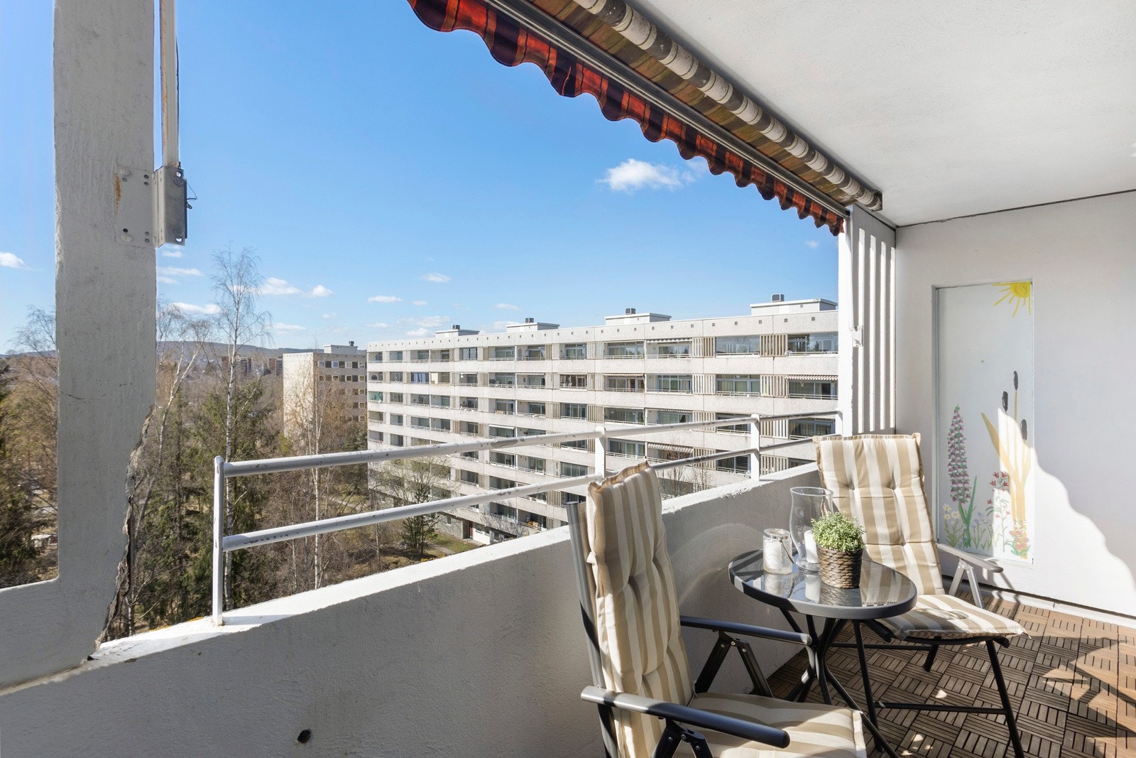 På varme sommerdager blir det naturlig å åpne opp balkongskyvedøren! Fra stuen har du utgang til en vestvendt balkong på ca. 8 m². Her prydes også veggene med kunstverket til billedkunstneren Knut Steen. Galleribilde