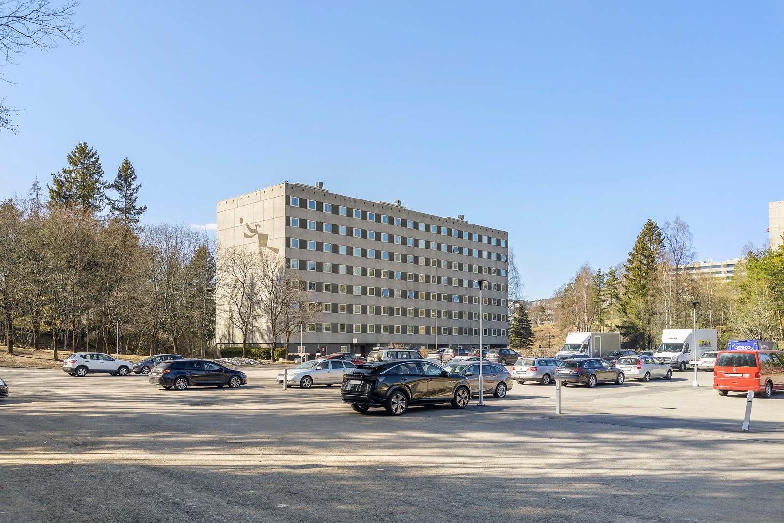 Det er mulighet for å leie parkeringsplass/garasjeplass og plasser med lademulighet via styret/henvendelse til parkeringsutvalget. Det kan leies inntil tre plasser for hver leilighet, 1 i garasje og inntil 2 ute. Galleribilde